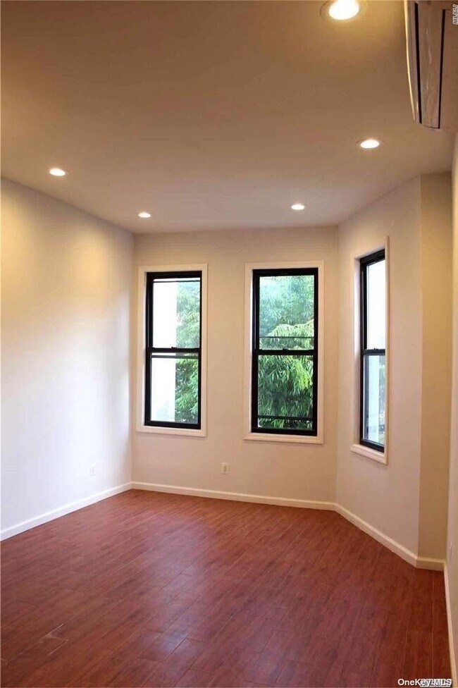 Building Photo - 283 Cornelia St