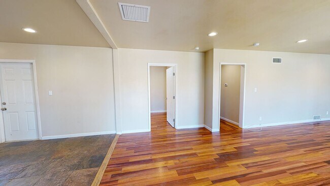 Foto del edificio - 5705 Mary Ln Dr