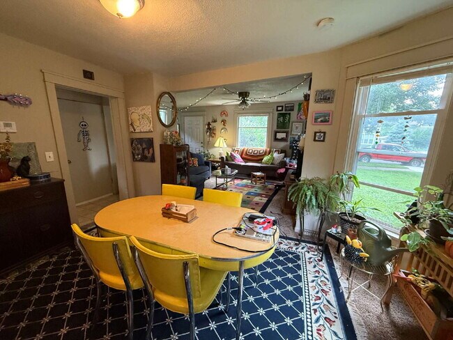 Building Photo - Spacious 2 bedroom, 1 bath home in highly ...