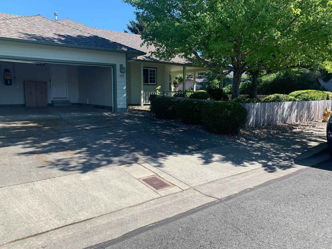 Primary Photo - 3BD 2BTH w/2 Car Garage & Landscaped Yard