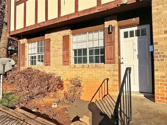 Building Photo - 2946 N Dekalb Dr