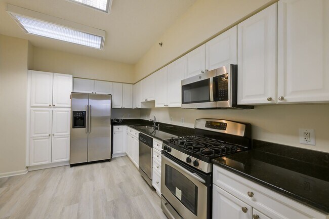 Foto del edificio - One of the Largest 2BR + Den Residences in Leisure World | Sunroom & Sauna