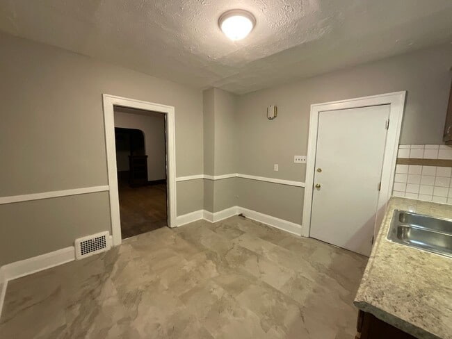 Building Photo - 10012 Greenview Ave