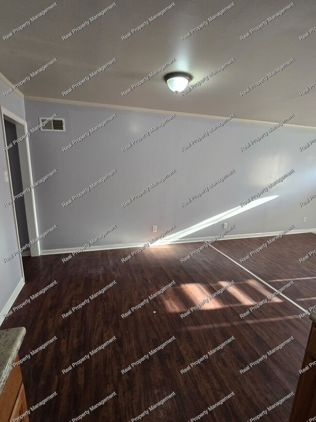 Building Photo - Updated Hobart Ranch