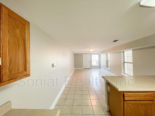 Building Photo - 2608 Bienville St