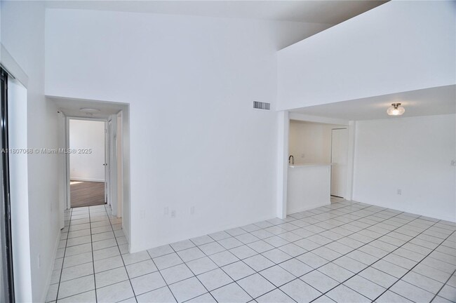 Building Photo - 9427 Fontainebleau Blvd
