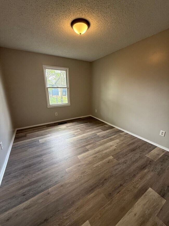 Foto del edificio - AVAILABLE NOW! 3 bed 1 bath with 1 car attached garage