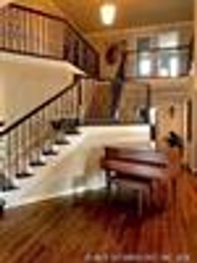 Foto del edificio - Welcome home to this beautifully custom bu...