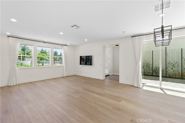 Building Photo - 156 Chorus