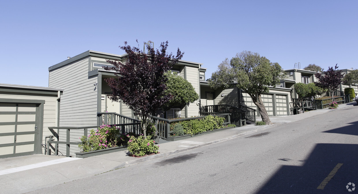 Building Photo - Diamond View Apartments