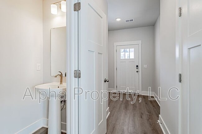 Building Photo - Hickory Heights