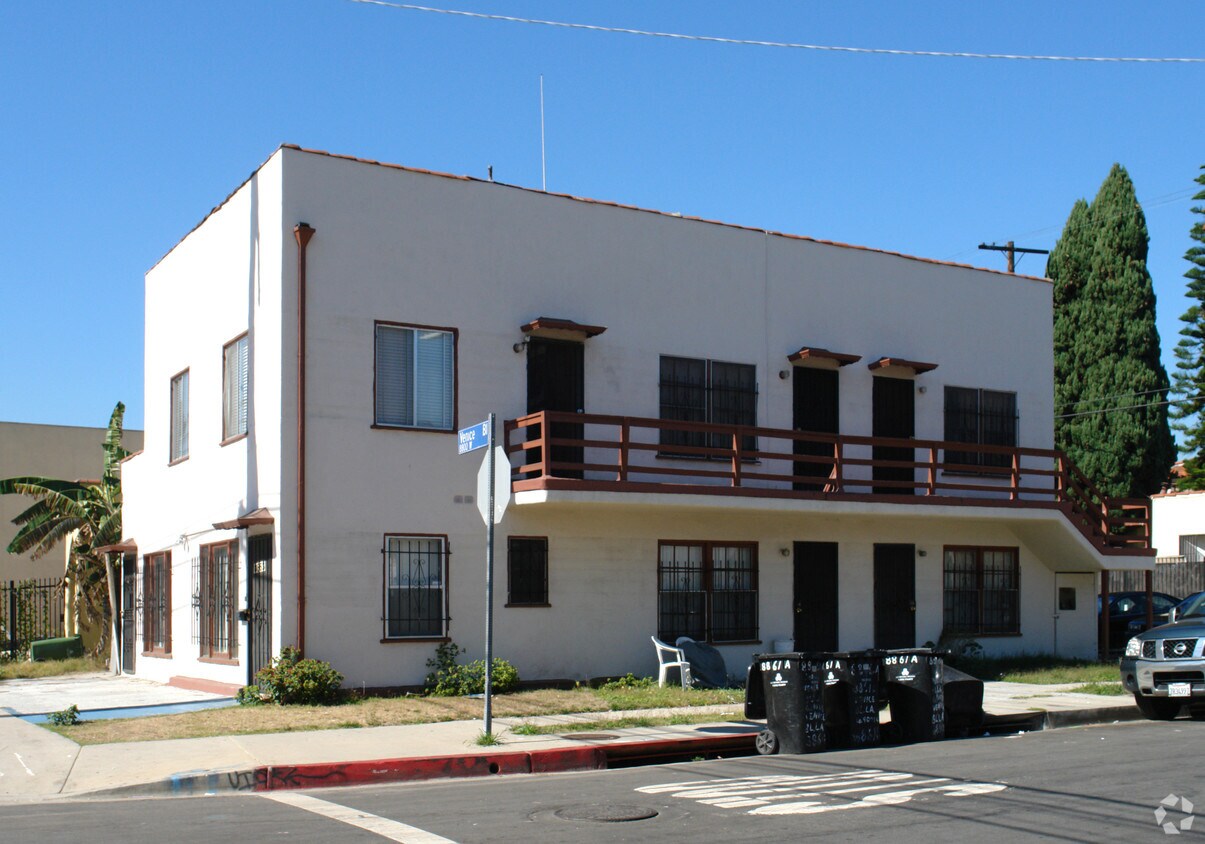 Building Photo - 8861 Venice Blvd