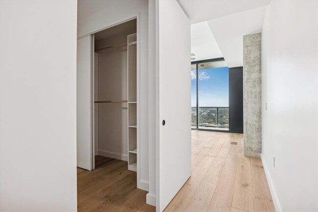 Building Photo - 610 Davis St