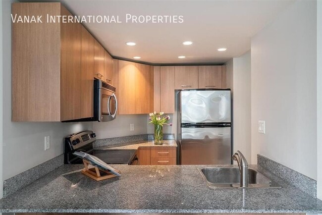 Building Photo - Charming 1-Bedroom Apartment in Vibrant Downtown Vancouver