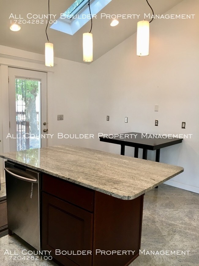 Building Photo - Corner Longmont Home with Large Fenced Yard