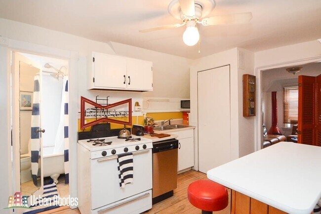 Building Photo - 1721 W Nelson St