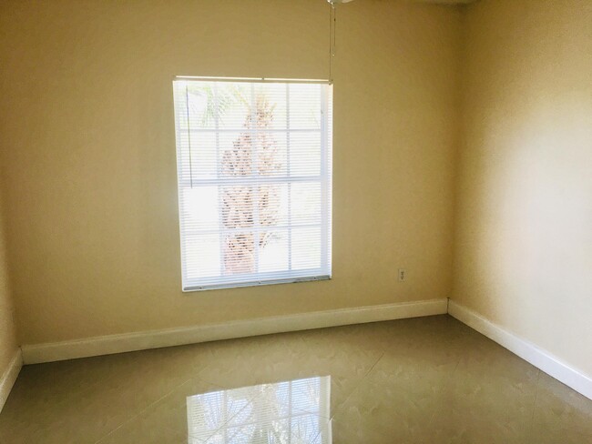 Foto del edificio - 5016 Lantana Rd