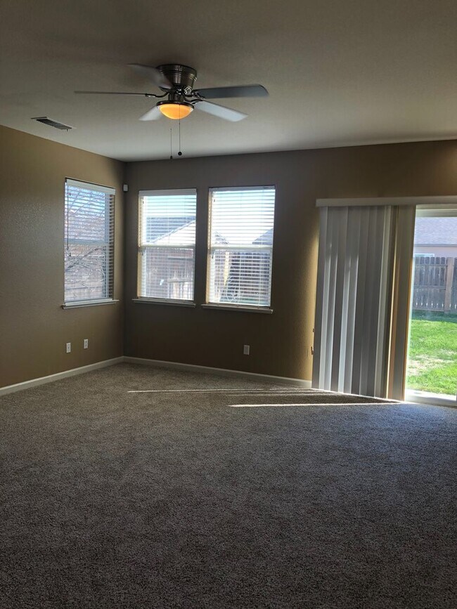 Foto del edificio - Huge 4 Bedroom + Loft 3 Bath Home for Rent!