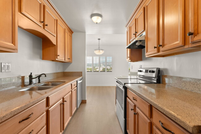 Building Photo - 1115 S Elm Dr