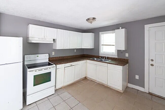Foto del edificio - 572 Alfred Rd NW