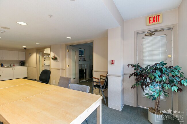 Building Photo - Modern 1-Bed + Den Condo in the Heart of S...