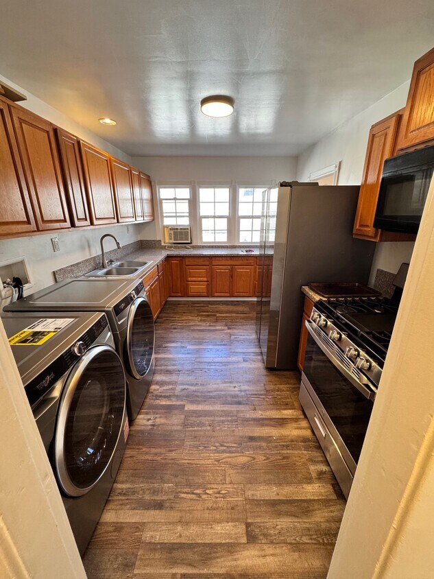 Cocina, lavadora secadora nueva, refrigerador y estufa. - 1261 1/2 S Plymouth Blvd