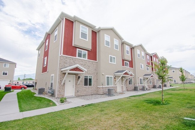 Building Photo - THE LOCHS! Gorgeous Townhome