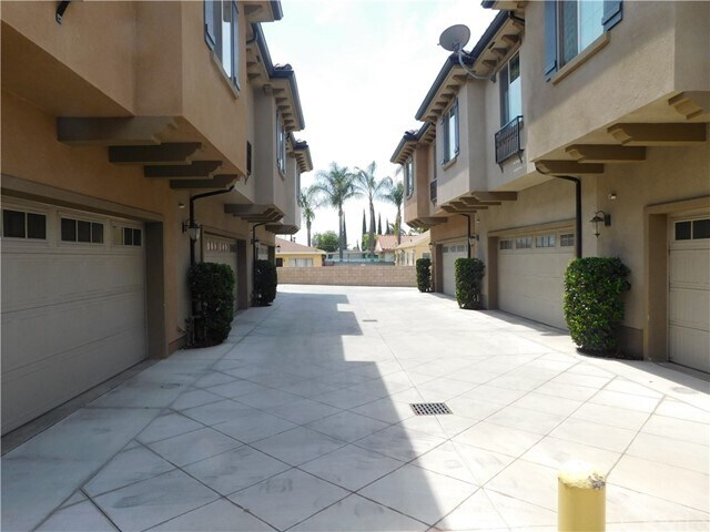 Building Photo - 338 N Azusa Ave