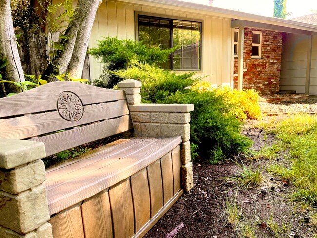 Foto del edificio - 3 Bedroom Home with a Backyard!!