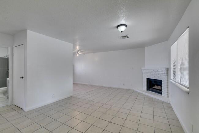 Building Photo - 6987 Mendon Ln