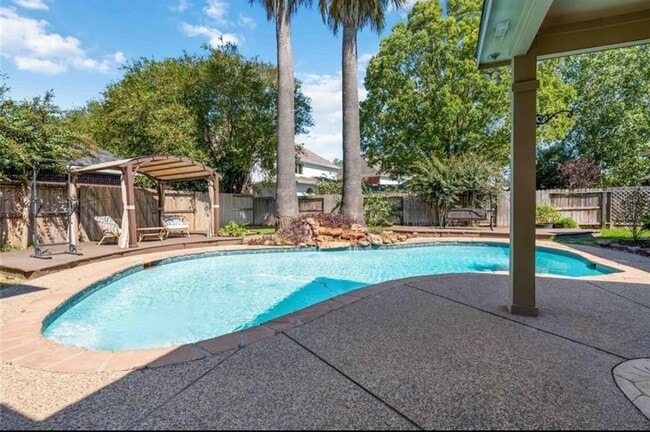 Building Photo - 626 Clarenda Falls Dr