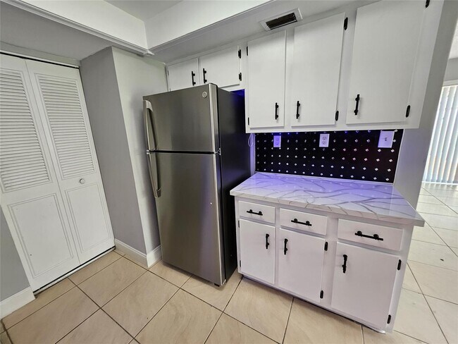 Building Photo - 2118 NW 59th Ter