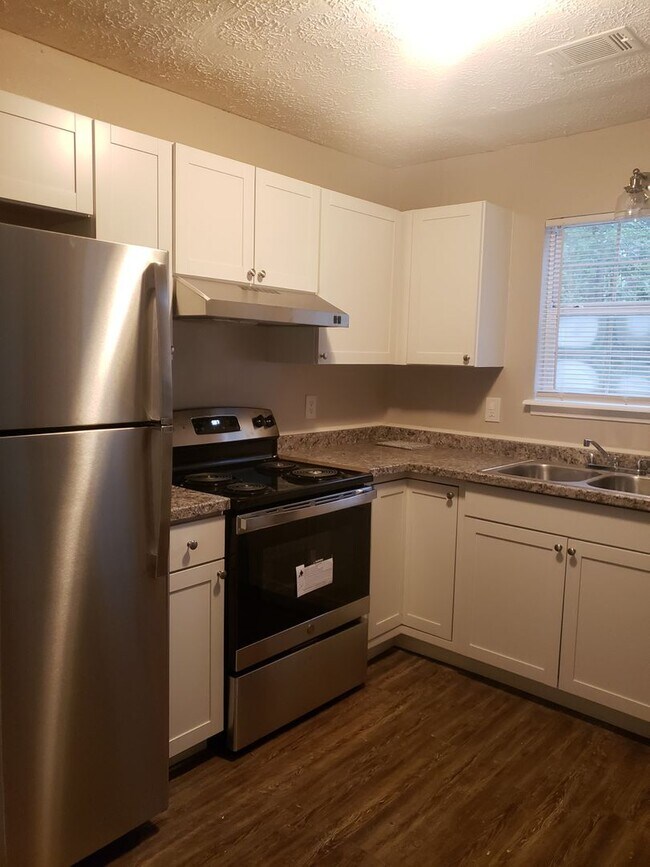 Foto del edificio - Spacious Ranch-Style 3 Bedroom Home with Bonus room Large back yard!