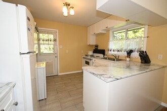 Building Photo - 41 Moore St