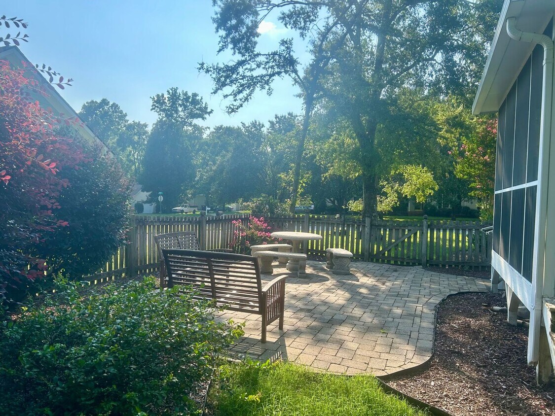 Foto del edificio - Newly renovated 3 bedroom with fenced yard and screened porch!