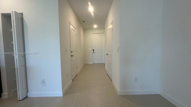 Foto del edificio - 553 Rivergrass St