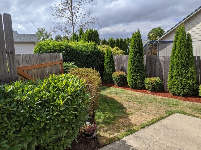Building Photo - 2 bed 2 bath duplex in Eugene