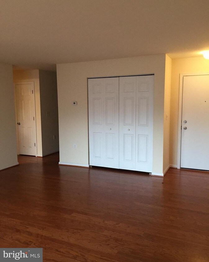 Foto principal - 219 Crocker Dr