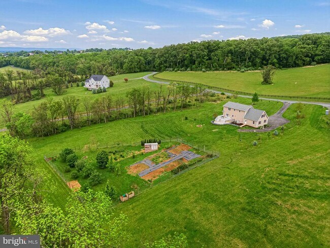 Building Photo - 40923 Browns Ln