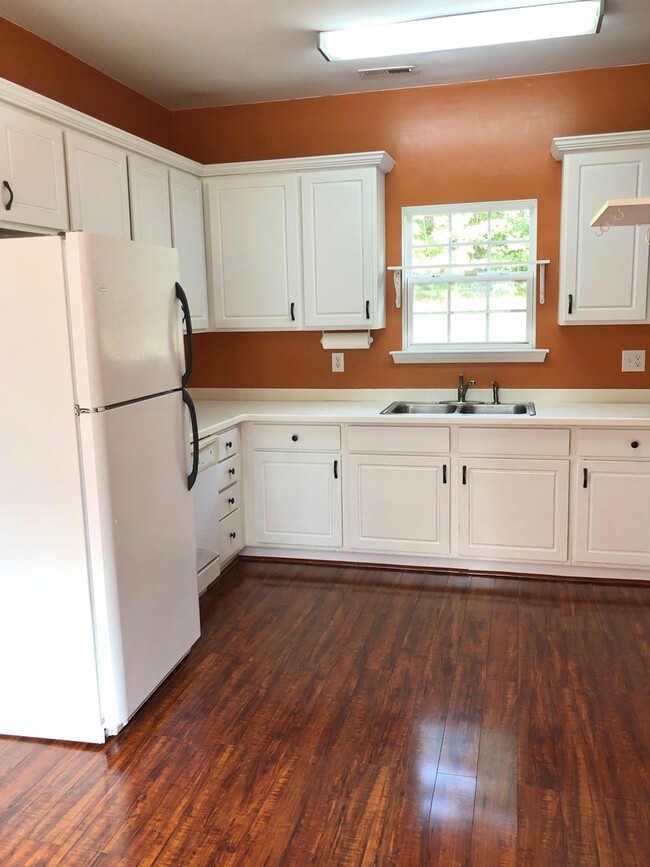 Building Photo - Spacious 3 bedroom home with huge fenced i...