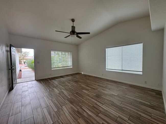 Foto del edificio - 3BR 2Ba Mohave Vistas with 3 Car-Boat Deep Garage, fenced yard