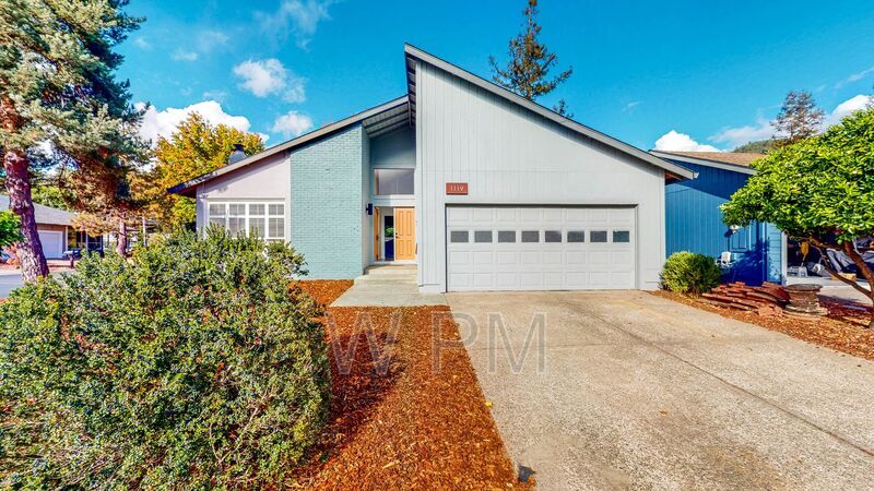 Primary Photo - 1119 Hillside Dr
