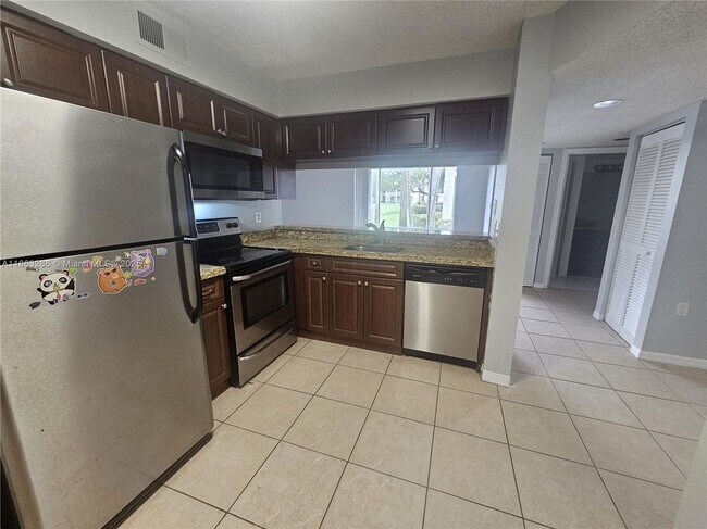 Foto del edificio - 8106 Glenmoor Dr