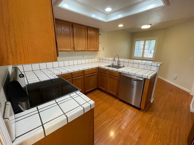 Foto del edificio - Perfectly Located 2 Bedroom 2.5 Bath Townh...