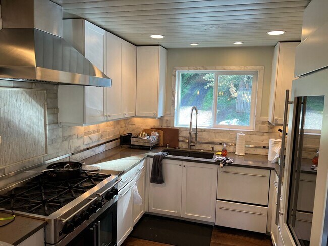 Foto del edificio - 4 Bedroom Single Family Home in Lake Samis...