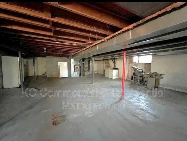 Building Photo - 802 E 75th Terrace