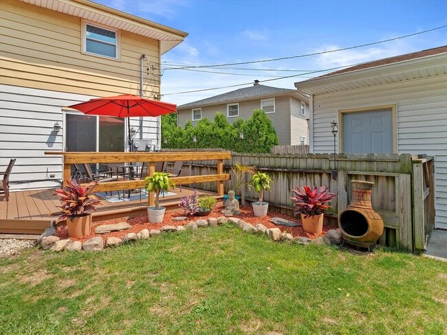 Patio Deck - 543 W Armour Ave