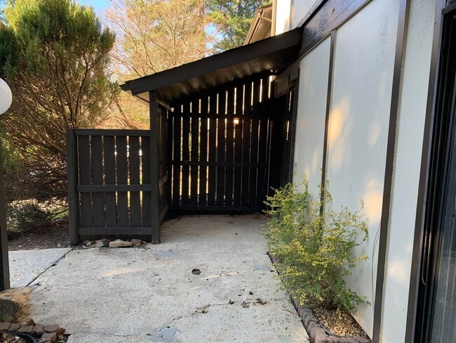 Building Photo - 4266 Lake Ridge Dr