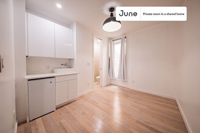 Building Photo - Room in Shared 4 bed/4 bath home