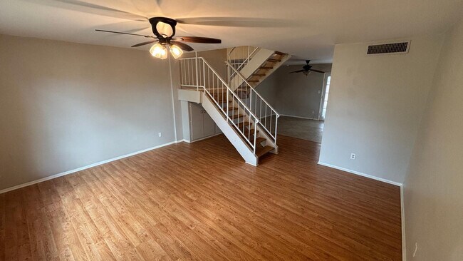 Foto del edificio - 1726 E Baker Dr